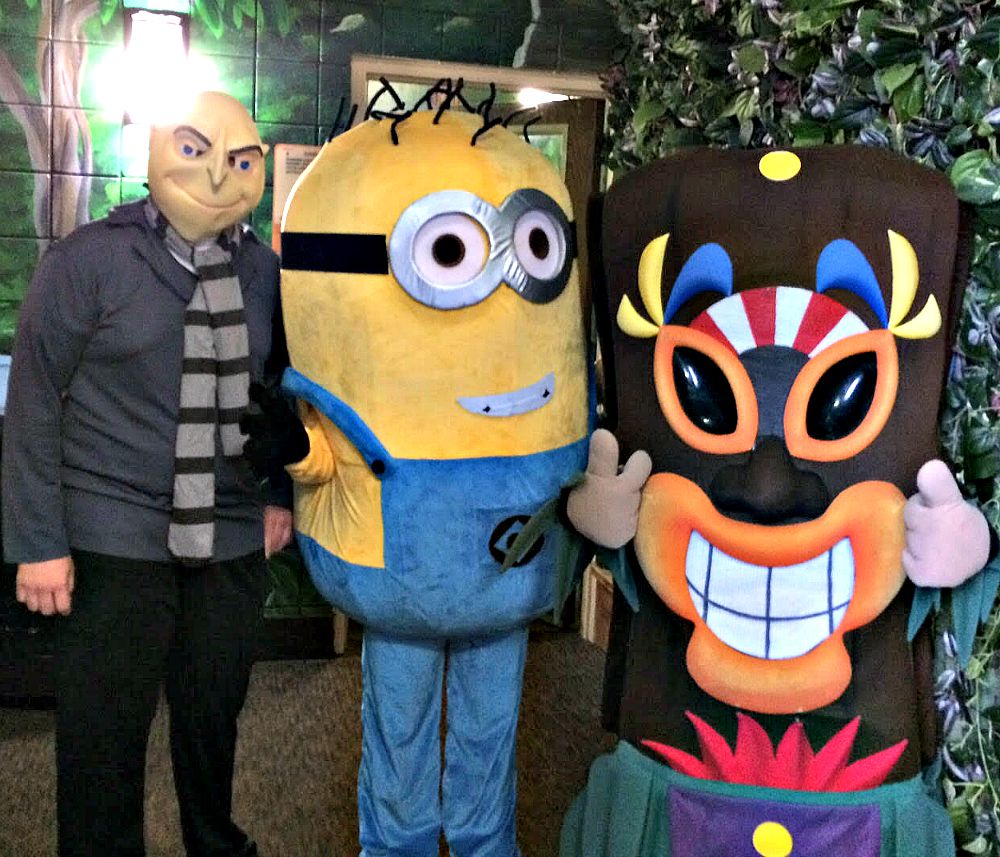 Edgewaterduluth's tweet photo. Only 1 day until #Gru and #Minions!! They stopped by to say hi to #TikiTom! @Glensheen @visitduluth @TheDuluthExp https://t.co/szdAHPJfRY