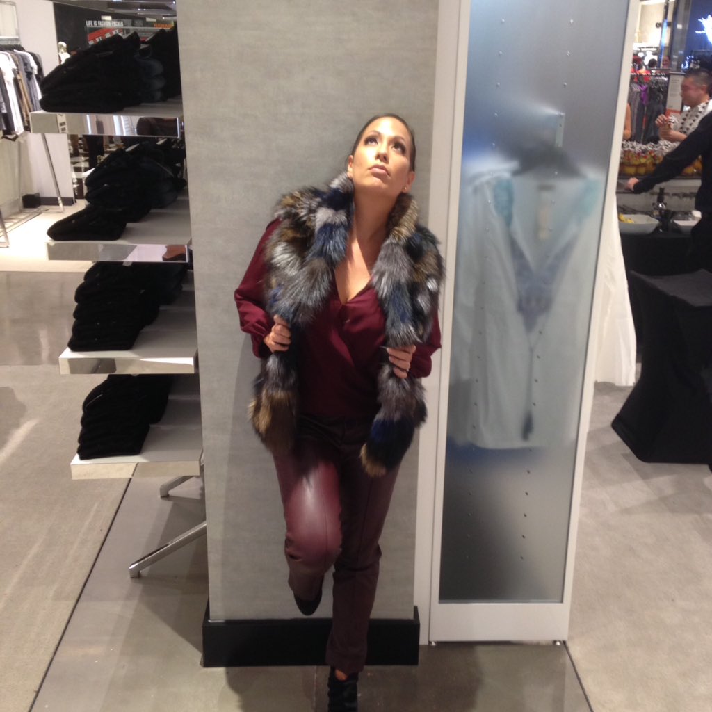 OlenaHeu's tweet image. Aloha @Bloomingdales #ModelReady haha