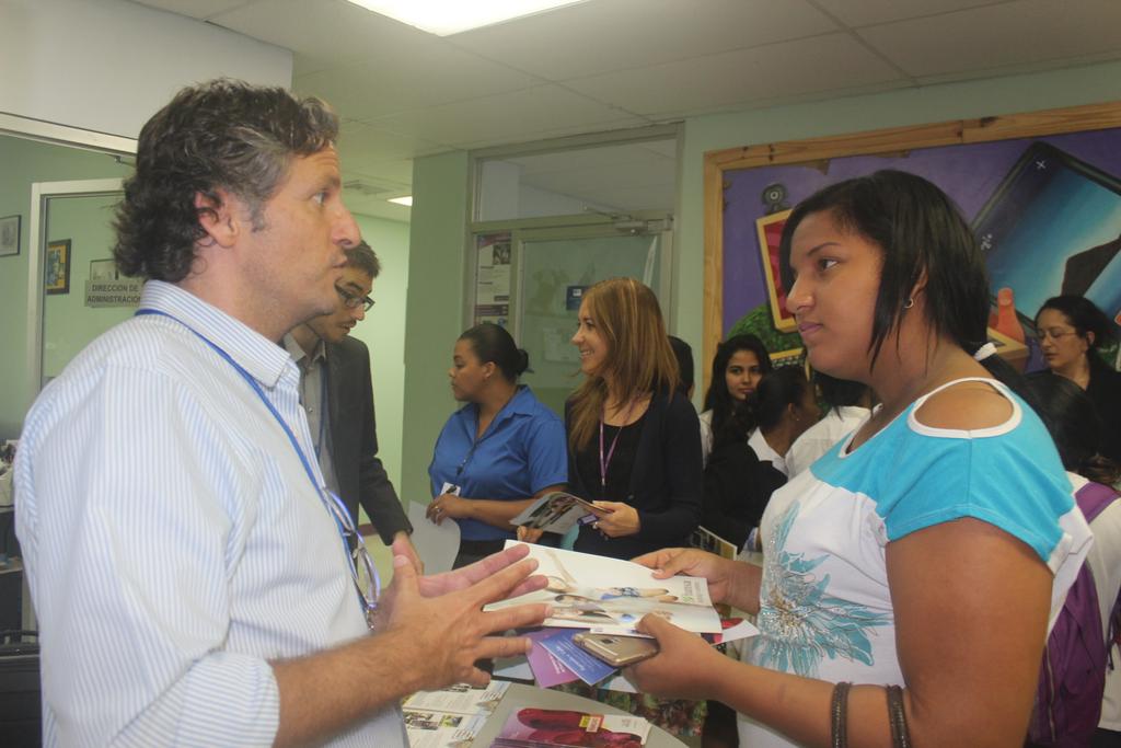 Oscar Morelos de Hansa Language Centre, compartiendo más sobre los interesados en mejorar sus estudios en lenguas