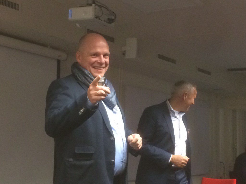 Bert Haan van <a href="/primareclame/">Prima Reclame</a> geeft op eigen wijze invulling aan zijn verhaal over radioreclame <a href="/RefOmroep/">Ref. Omroep</a>