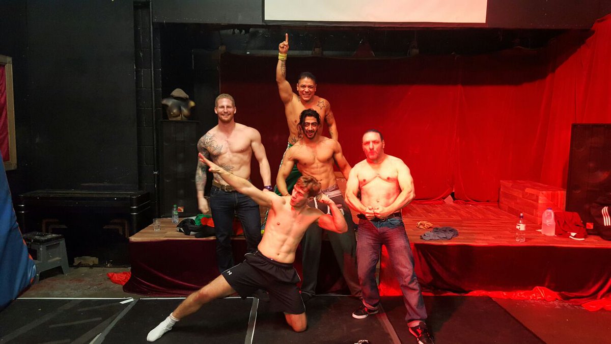 JUVENTUDGUERRE2's tweet photo. #Thisis #How #weParty #FinestLucha #Inda #Houseofjuice @LuchaBritannia @Vanderhorne @WillOspreay #RockingPower !!!! https://t.co/X5JI77ybiq