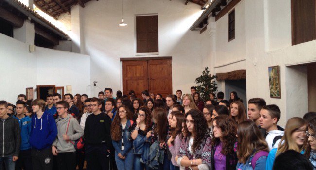 cole_sagrada's tweet photo. 3° y 4° ESO de Alzira, Castalla y Jávea hemos celebrado juntos el día de don Vicente Garrido https://t.co/ssjgL5wCVV https://t.co/cZlSpiHTdR