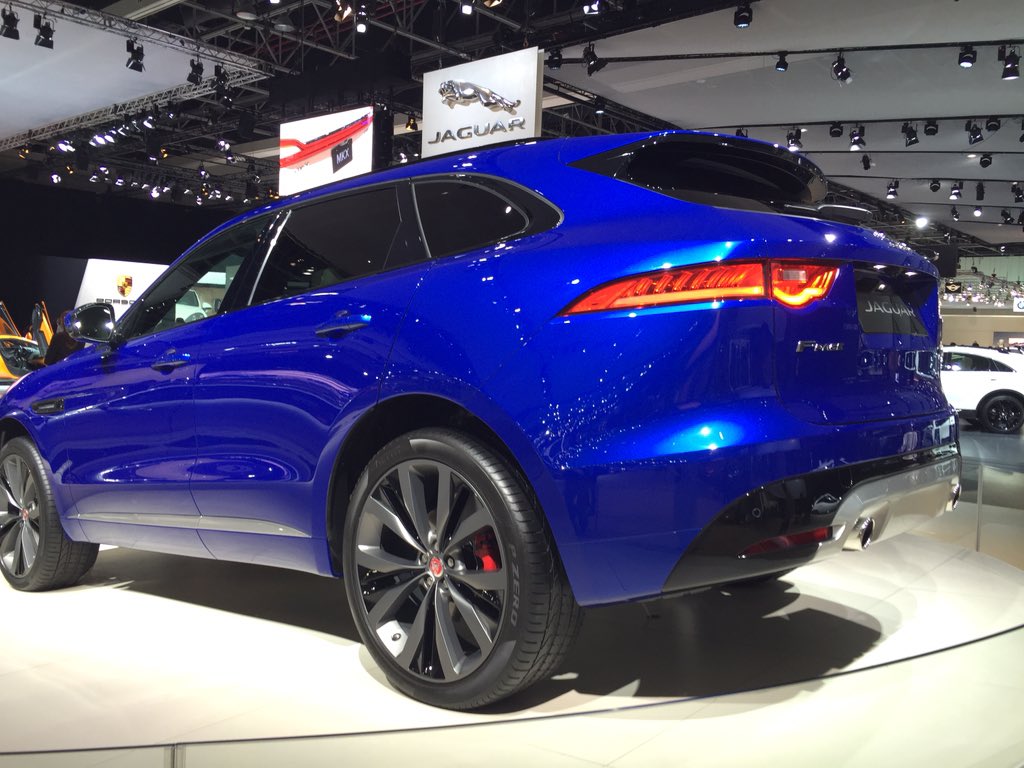 SUPERaeCARs's tweet photo. #جاكوار #F_Pace تتواجد على منصة الشركة الإنجليزية في #معرض_دبي_الدولي_للسيارات وتواجدها بالسوق المحلية @JaguarMENA https://t.co/9RSIoo8YMQ