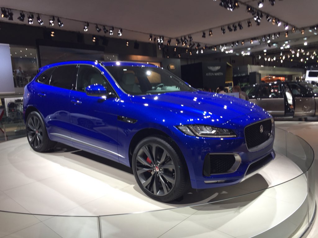 SUPERaeCARs's tweet photo. #جاكوار #F_Pace تتواجد على منصة الشركة الإنجليزية في #معرض_دبي_الدولي_للسيارات وتواجدها بالسوق المحلية @JaguarMENA https://t.co/9RSIoo8YMQ
