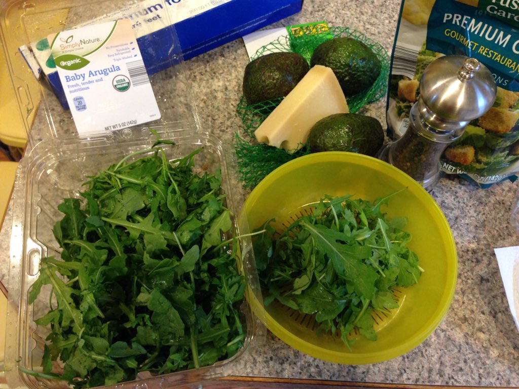 SeeMomChic's tweet photo. Thanks, @AldiUSA-arugula bought yesterday, and nearly the entire carton is inedible (good 1/2 C on right). Lunch = 😢 https://t.co/JDWNwmesYI