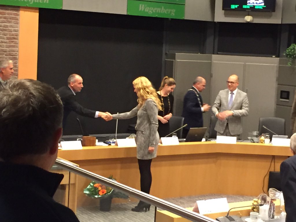 Beëdigd vanaf nu nieuw raadslid VVD Drimmelen Anouk van Bragt. Succes <a href="/Anouk_v_B/">Anouk van Bragt</a>