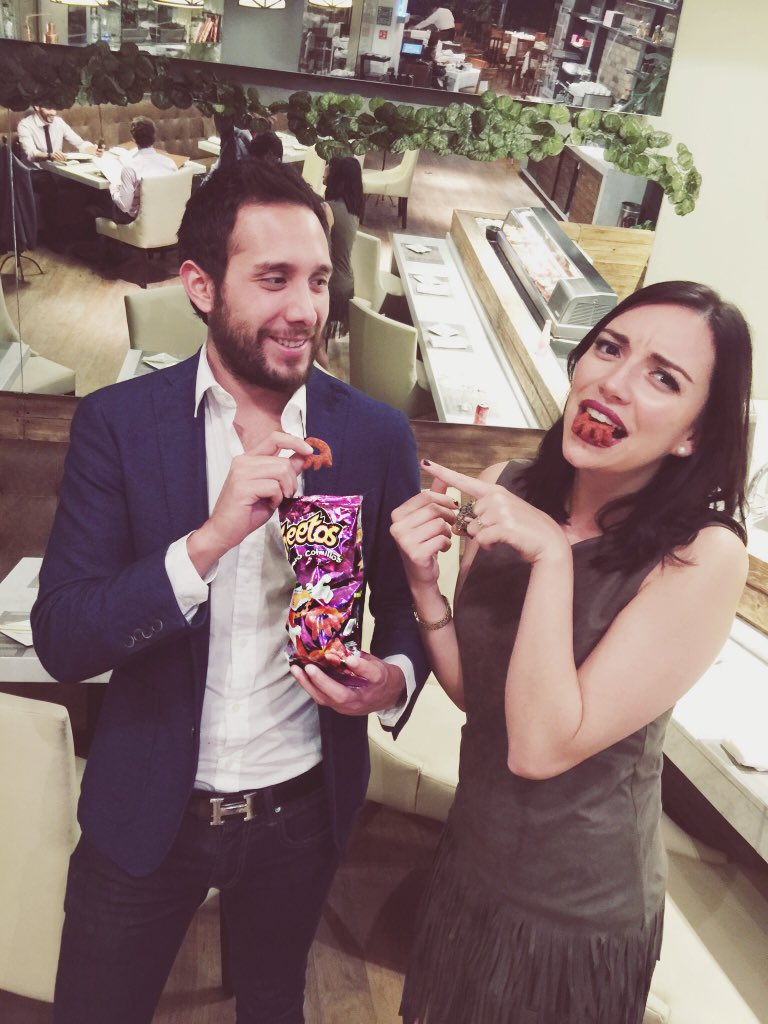 ReginaBlandon's tweet photo. Jueves de lúcete con tus amigos con #CheetosColmillos https://t.co/bAlRTXUVDP