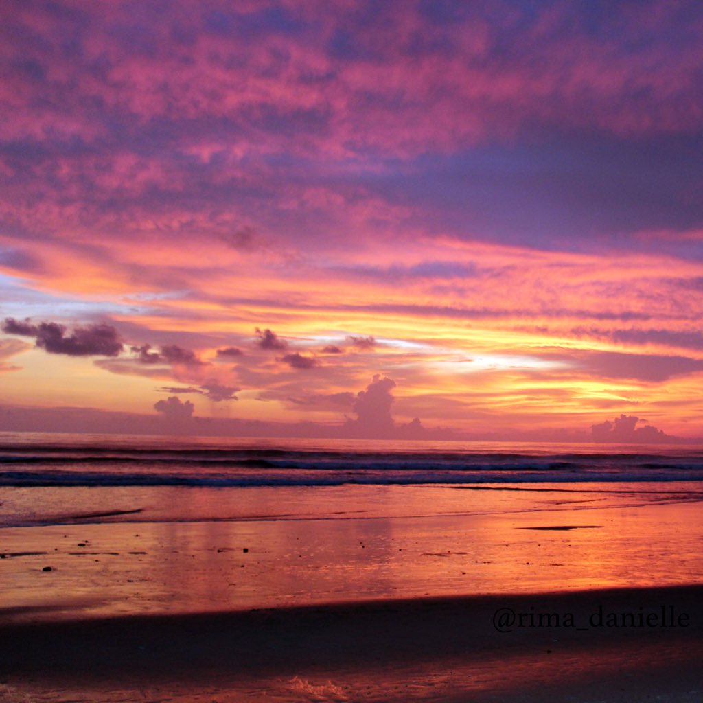Vegan_ST's tweet photo. 🌬 Santa Teresa dreamin'. 🌥 Rainy season sunsets. 🌅 #CostaRica #sunset #santateresa https://t.co/gWBgKJV8WR