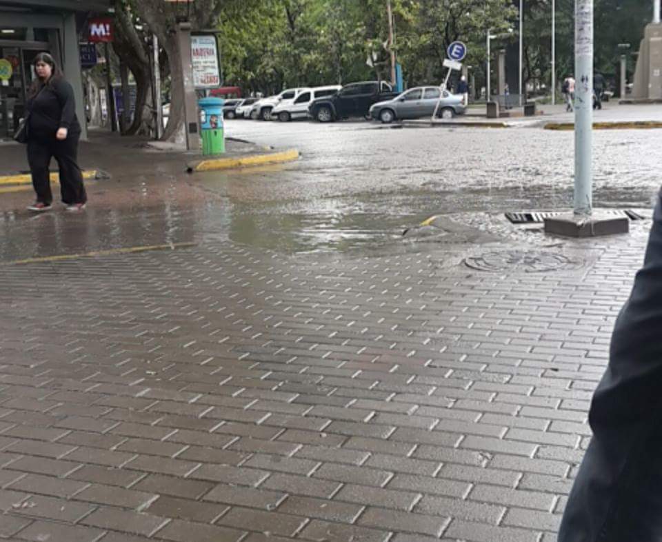 QuejasSm's tweet image. Esquina de Banco Nación inundada, autos que pasan sin cuidado y mojan a la gente que esta afuera ! #QuejasSanMartin