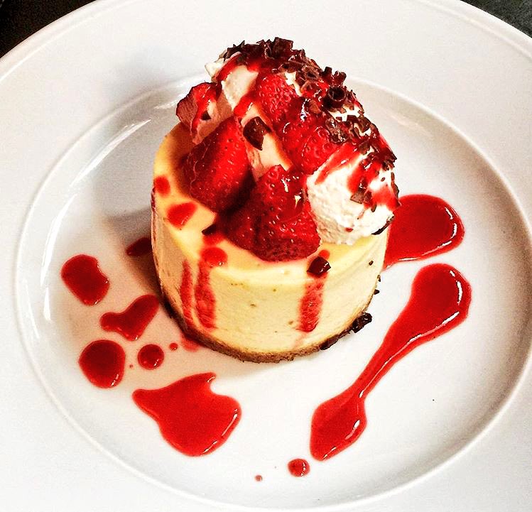 CakeAddicters's tweet image. Strawberry cheesecake topped  with fudge sauce. #RT