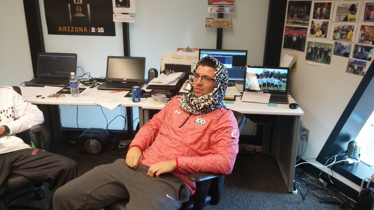 If the temps start to fall today, <a href="/THEabbiedoobie/">Joe Leisure Jr</a> is prepared. #InfinityScarf