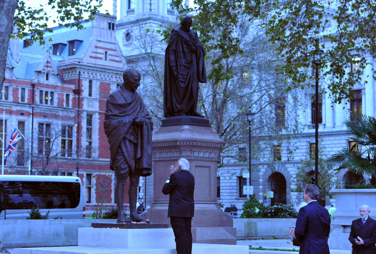 narendramodi's tweet photo. Paying homage to Mahatma Gandhi. https://t.co/GcyfqZ0079