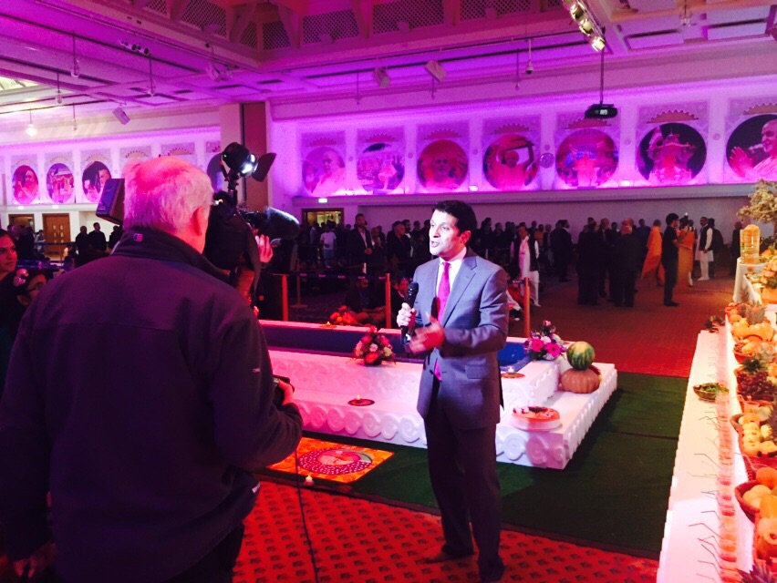 NeasdenTemple's tweet image. Great to see @BBCLondonNews with us tonight covering the #Hindu New Year celebrations #neasdendiwali