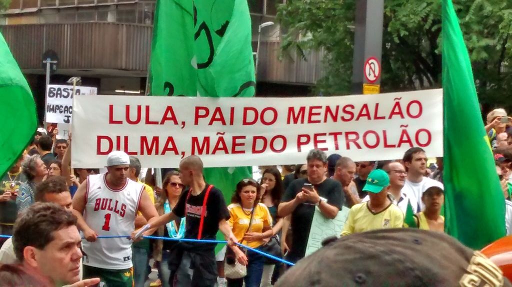 Protest_A's tweet photo. Tirei essa foto na manifestação em 15/11/2014-Uma verdade incontestável! 
#AvanteCaminhoneiros 
#OcupaBrasilia15Nov https://t.co/Rc1M316XOY