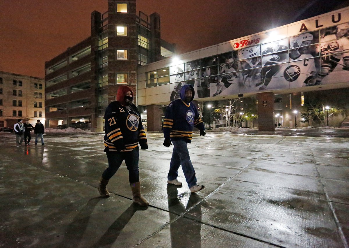 BuffaloSabres's tweet photo. #TBT: 1 yr. ago, fans braved 8 ft. of snow in the area &amp; we played a hockey game https://t.co/ZKpneRFyyg #Snowvember https://t.co/WhYKSSugOw