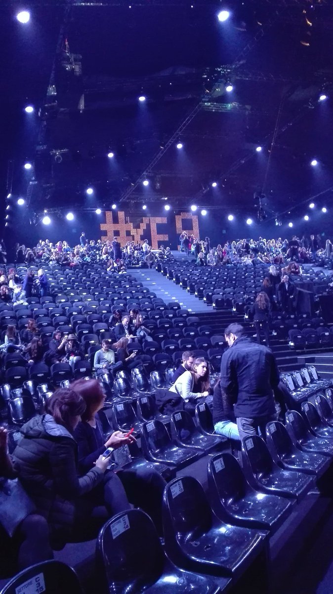 MatteFerraris's tweet photo. Waiting for the 4th live #XF9  #XFactor @GuidoPanicali https://t.co/54TsuuEBBD
