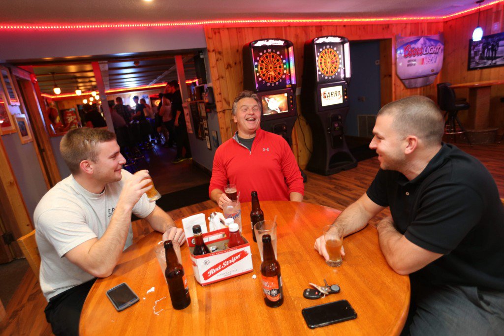 For killer burgers, ace pub grub &amp; chill surroundings for the Bills game, try <a href="/roamingdees/">Roaming Dee's</a> buffalo.com/2015/11/12/fea…