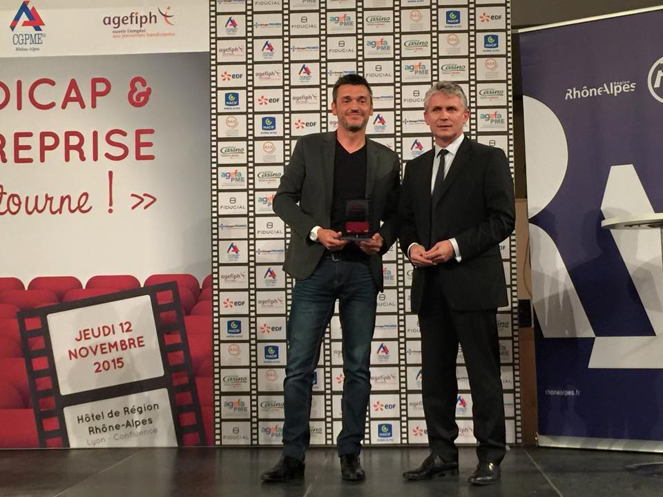 SoireeHandicapE's tweet photo. Le coup de cœur du jury, remis par @EricLuc3 @Fiducial à TALENTEO, sur scène Stephane RIVIERE, son président #HE2015 https://t.co/wvVOrAb87S