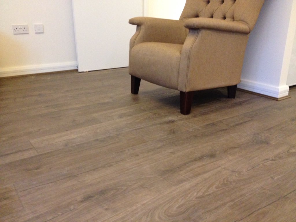 ourowndesigns's tweet photo. Before/after apartment in @QuickStepFloors #impressiveIM1849 #oakbrown laid by @Installerbyron @installersteve2 https://t.co/Gy8WtzadMf