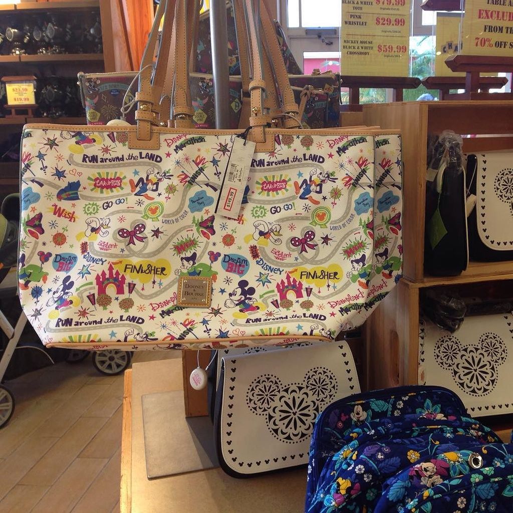 LivingByDisney_'s tweet photo. Checking out the Disney Outlet- they have #dooneys here! #LivingByDisney .com https://t.co/EcuQVCa3Fw