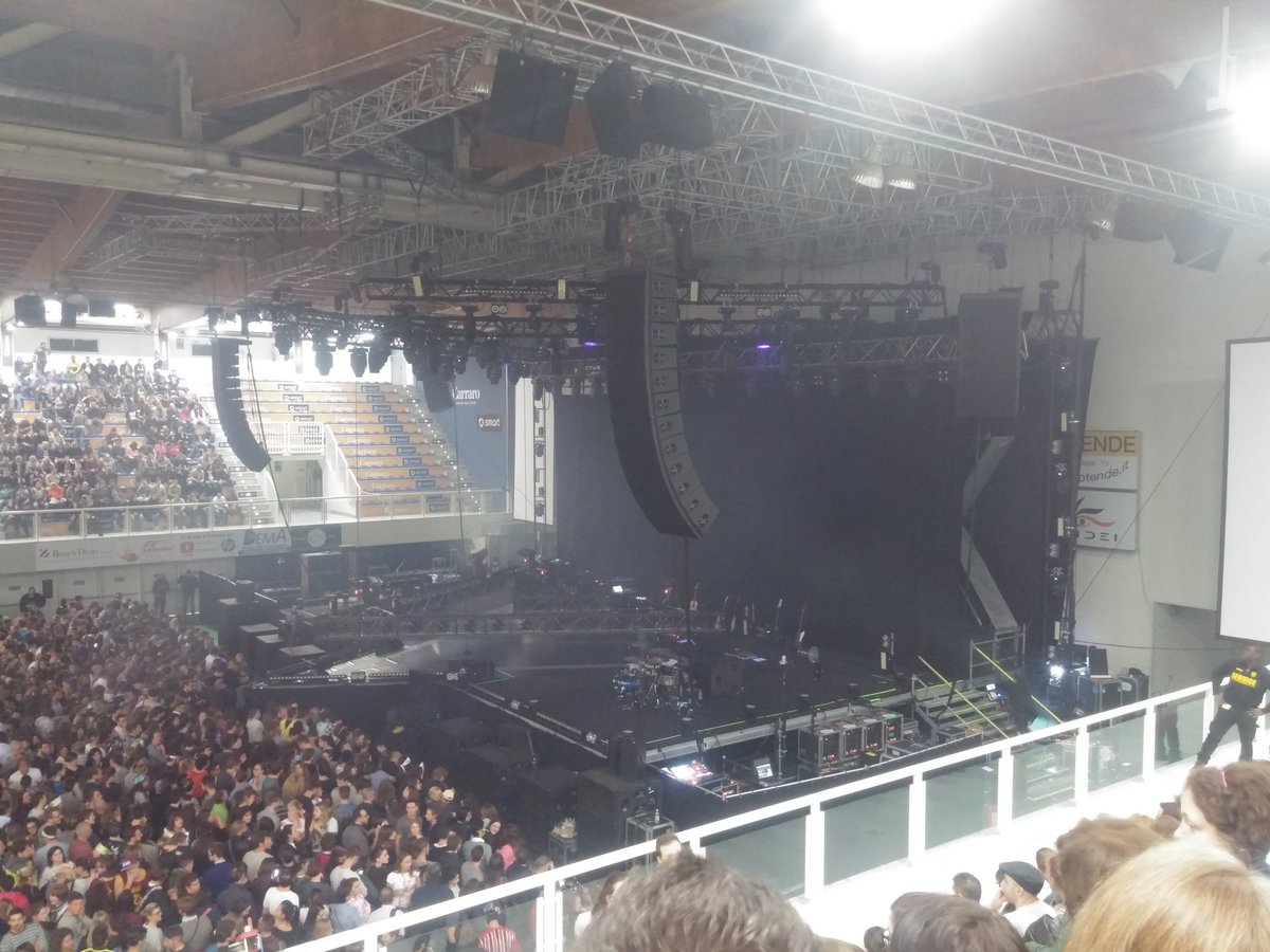 MarcoPagottoo's tweet photo. #MaxTourLive2015 #conegliano #astronavetour #883 #MaxPezzali https://t.co/HR3tpSWhDw