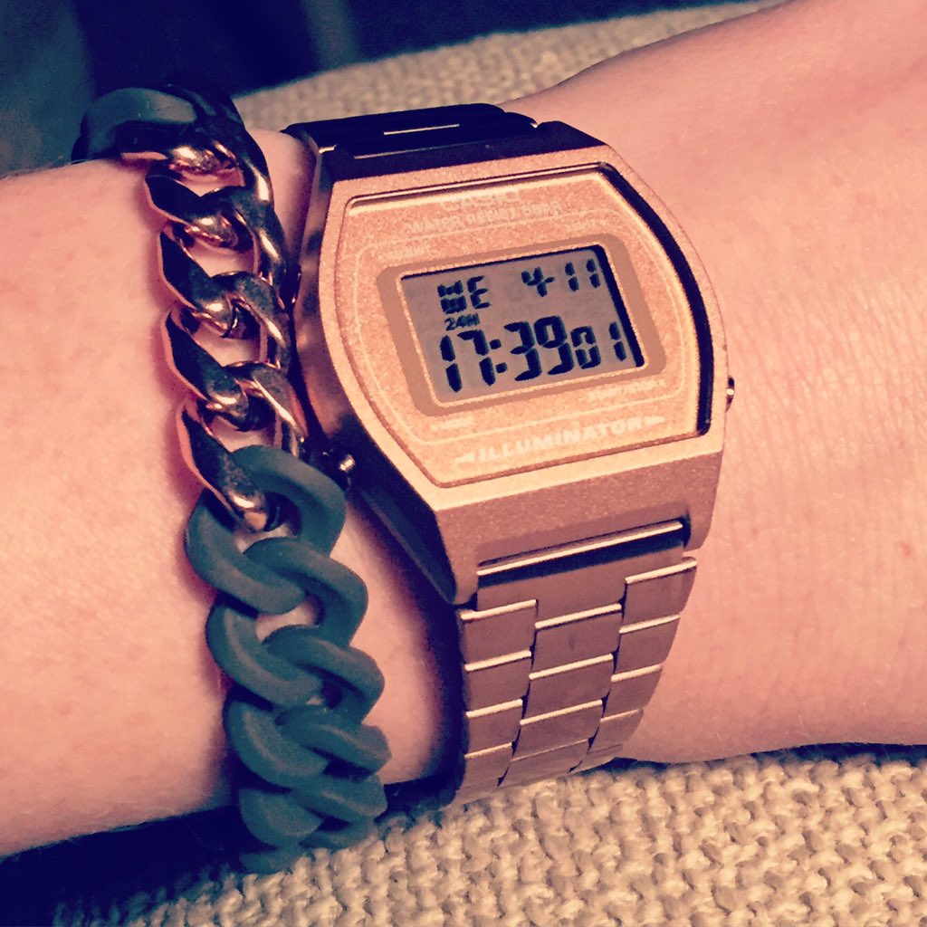 LinsIDnl's tweet photo. Hallo nieuw lid van de verzameling 😍#casio #horloge #retro #RoseGold https://t.co/ZFIMFfWUJl