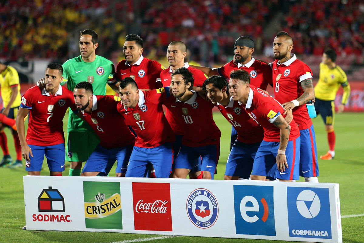 LaRoja's tweet photo. [Galería] Las mejores fotos del emocionante empate entre #LaRoja y @FCFSeleccionCol 
https://t.co/ENJBnK4hFw https://t.co/P2yBviZma2