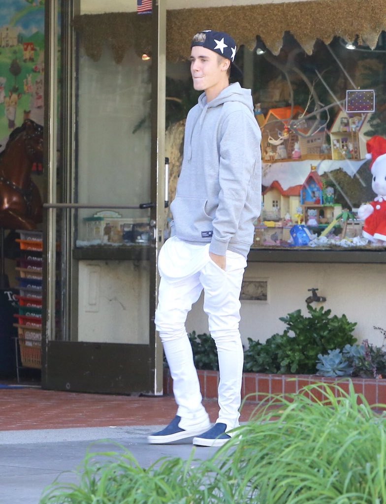 FitLifexBieber's tweet photo. HE LOOKS SO GOOD #LifeIsWorthLiving #PurposeTonight https://t.co/3gui4Lpqnj