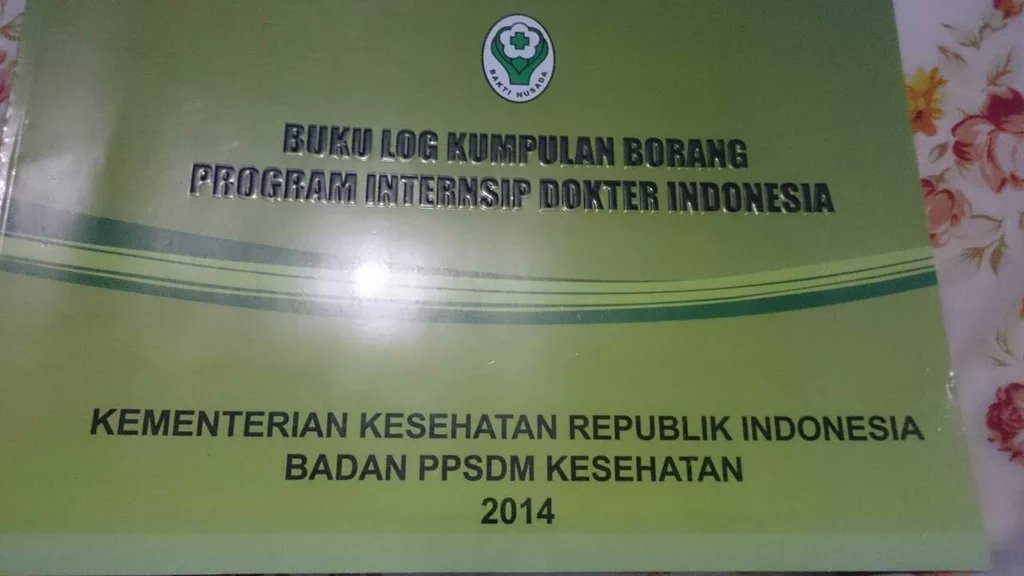 ericksonicon's tweet photo. Bu menkes,ini buku kami kok depannya "KEMENKES RI" ya!!!katanya kemenristek??
 #DokterInternsipBukanMahasiswa https://t.co/67JGMSaQP0