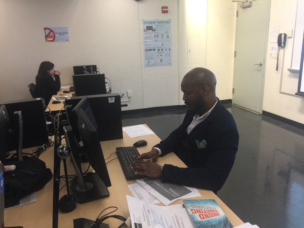 sabrinaonmove's tweet photo. 2nd Twitter chat led by @GeorgeYDL in my marketing class Topic should you have to work on Thanksgiving #TurkeyOrWork https://t.co/151fWtwldk