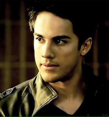 GayVampiresROL's tweet photo. Se busca Tyler Lockwood. RT https://t.co/bdgTBuTqbj