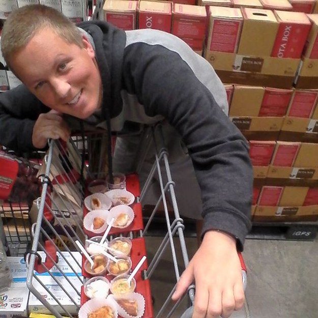 BuzzFeed's tweet photo. 19 things only people obsessed with Costco will understand https://t.co/7XyRG6rY4x https://t.co/cEMYEhGMDc
