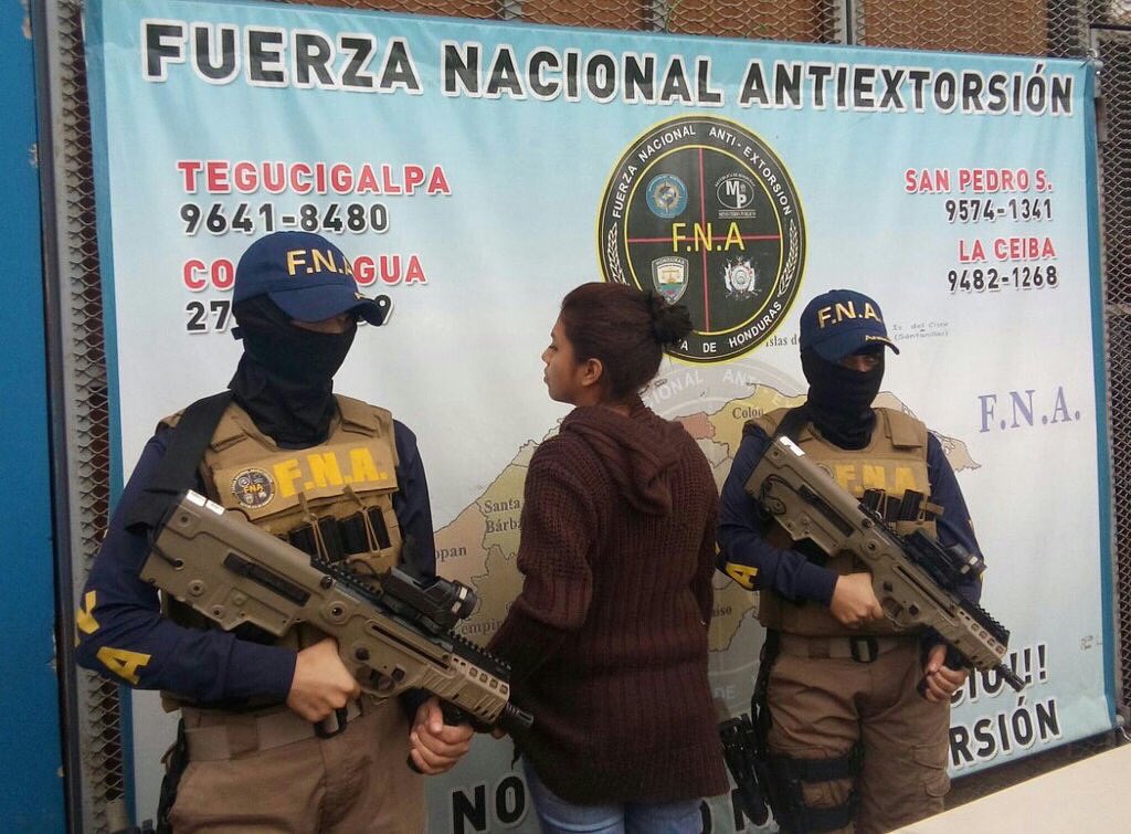 NARCOESTADOS's tweet photo. Anti-Extortion National forces recapture La Flaca, an alleged extortionist of Barrio 18 in Tegucigalpa. https://t.co/nk9zb3nKOw