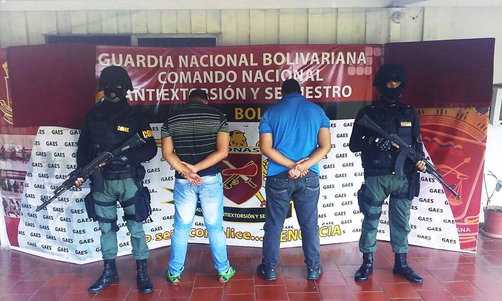 NARCOESTADOS's tweet photo. GNB CONAS presents a pair of detained extortionists to the press. https://t.co/BId53yofxo