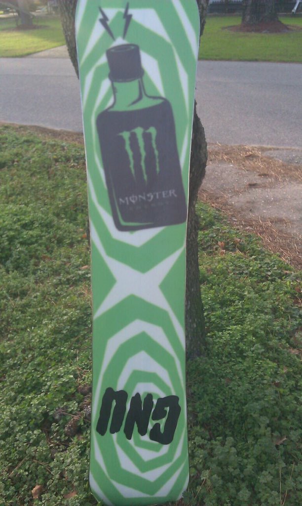 dxsteez's tweet photo. CAN THE FUCKING SNOW HAPPEN ALREADY I haven't shredded on this baby In too long #flowbindings #gnusnowbords https://t.co/GxbcVlWvz8