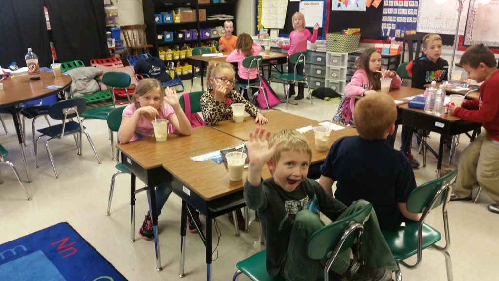 mrsdoerhoff's tweet photo. Observing matter change with root beer floats. @RaymoreTigers https://t.co/8RyqTFh3Ld