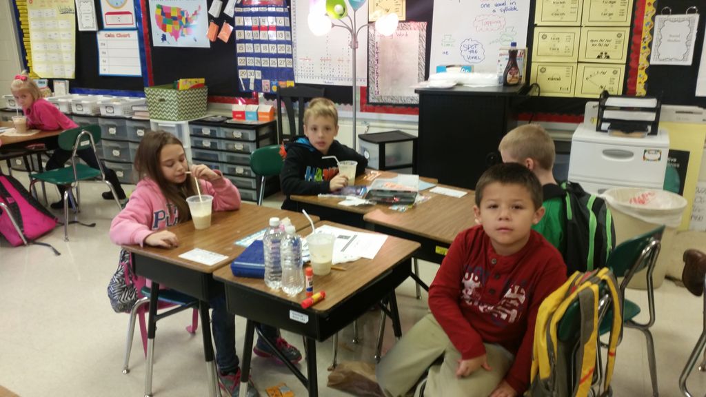 mrsdoerhoff's tweet photo. Observing matter change with root beer floats. @RaymoreTigers https://t.co/XyOjHuXVZg