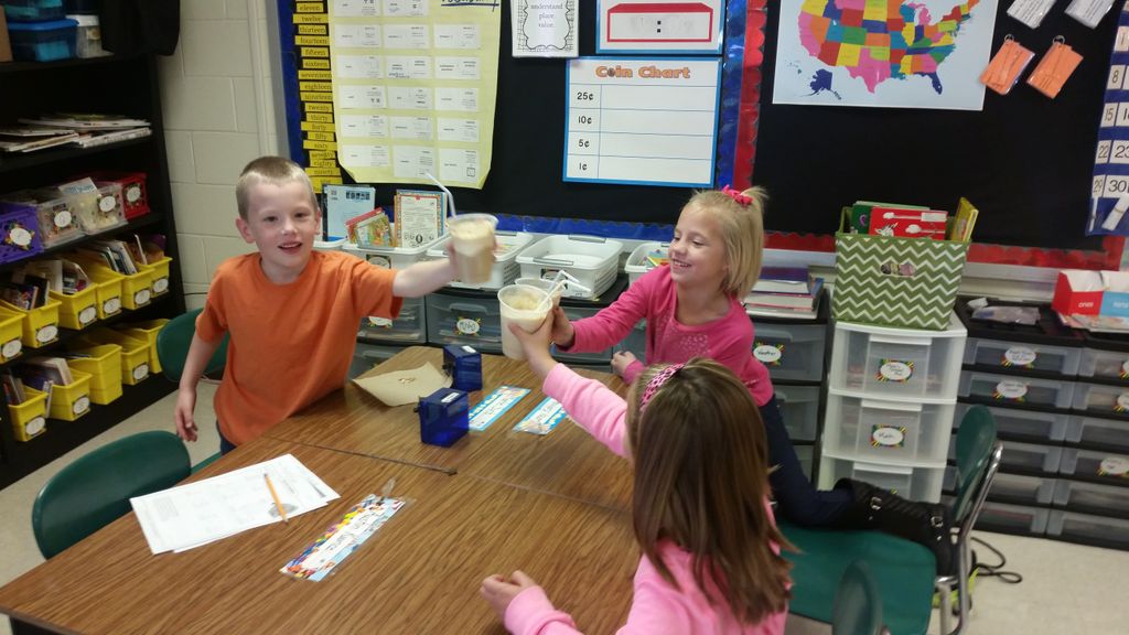 mrsdoerhoff's tweet photo. Observing matter change with root beer floats. @RaymoreTigers https://t.co/IXGXh6GCAG