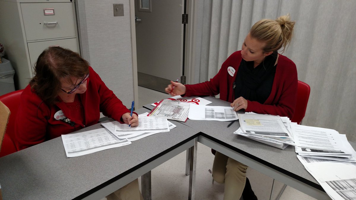 HaileyDBoling's tweet image. Heidi and Tracey are working hard to make Black Friday week into a success! Exceptional planning =sucess. #t1082