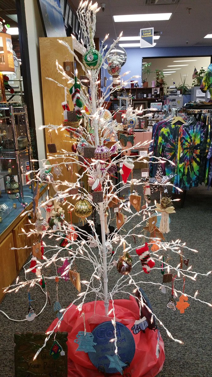 BuyNevadaFirst's tweet photo. We <3 the holidays! Come see all of our new decorations for your home! #buylocal #buynvfirst #renotownmall https://t.co/jGYWPt6jY0