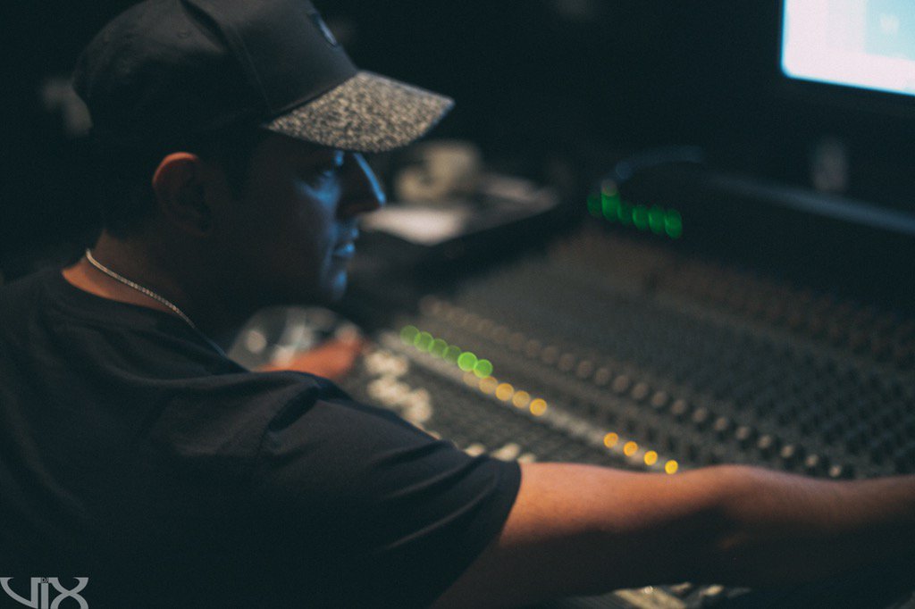 djvixdnb's tweet photo. Was shooting a documentary earlier in my studio about my #musicjourney a snap shot of me in my element. #DnBStudio https://t.co/UVgJpo0tPY