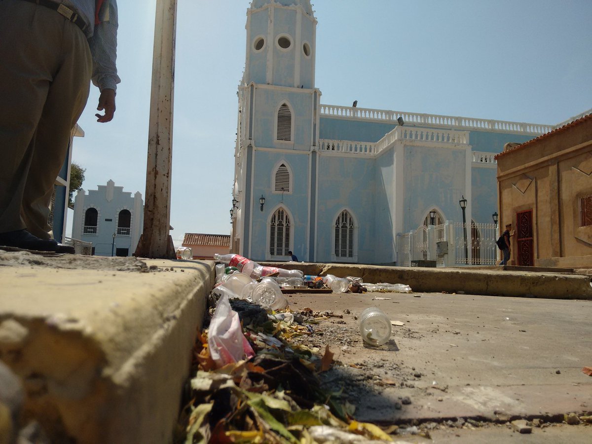 venexradio's tweet photo. A cumplirse 1 semana d la celebración merecida dl día dl Gaitero. Pero nadie recogió la basura #SantaLucía#Maracaibo https://t.co/5PgUIUlsSa
