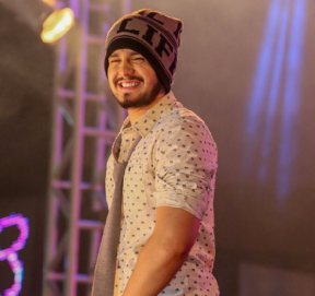 luancited's tweet photo. crush ta vindo / ta acompanhado #BCAChuvaDeArrozMusica https://t.co/CgupWWNxvM