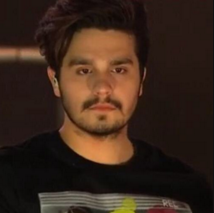 luancited's tweet photo. crush ta vindo / ta acompanhado #BCAChuvaDeArrozMusica https://t.co/CgupWWNxvM