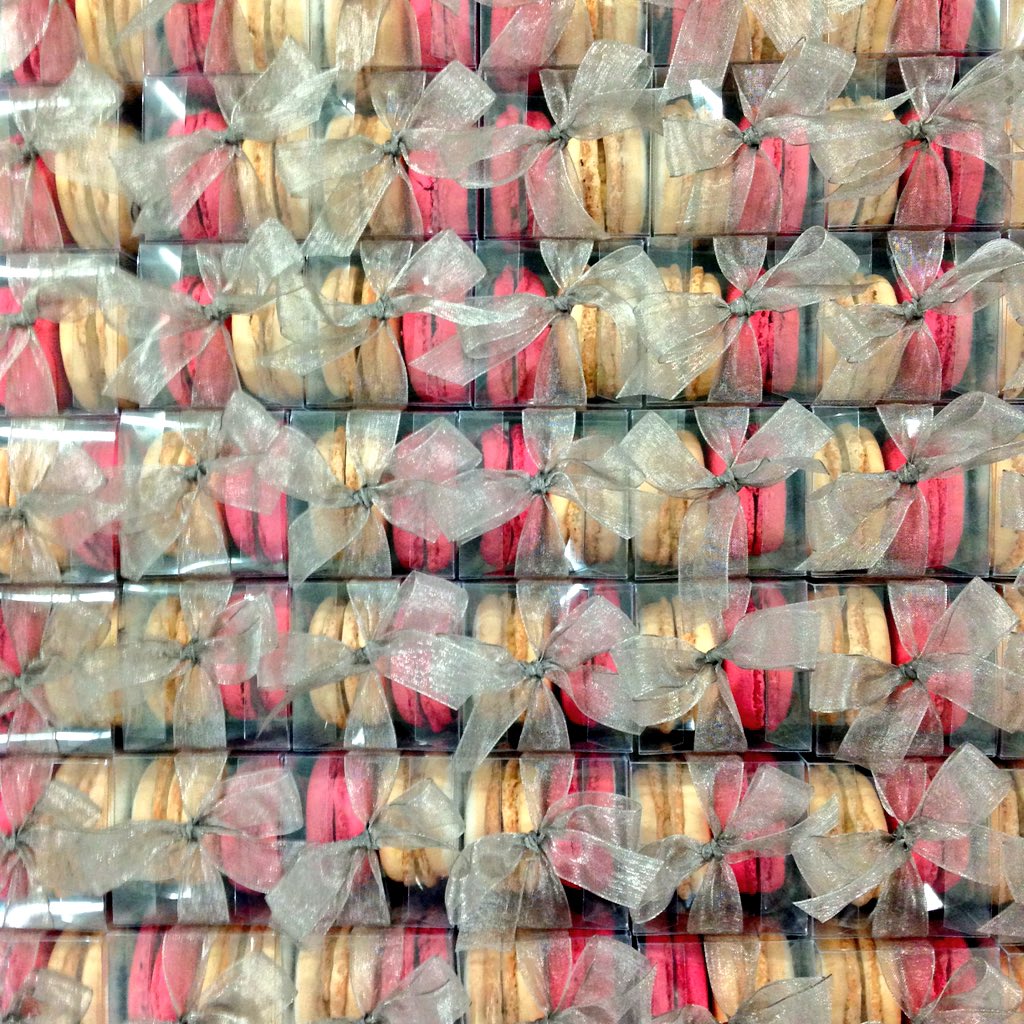 GanacheMacaron's tweet image. By far our most popular #flavours this week, #saltedcaramelmacarons &amp;amp; #raspberrymacarons. #weddingfavours #foodies