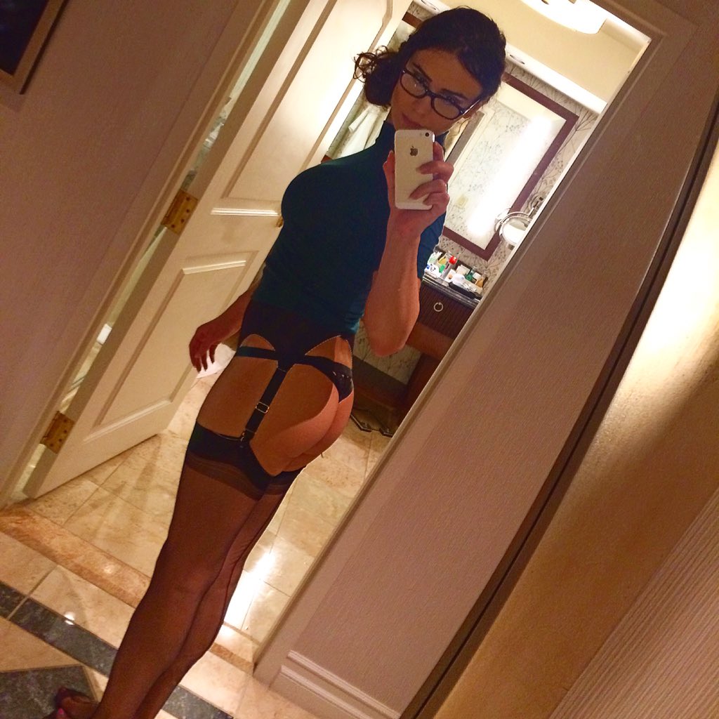 New lingerie. #ts #Transsexual #TGirl https://t.co/2gERWkHru5