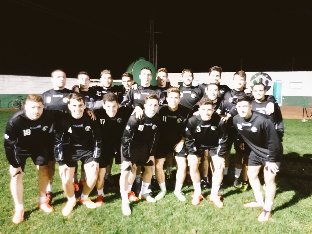 CdGevora's tweet photo. Unidad, compromiso, compañerismo. Somos una gran familia. Aficion, el domingo este equipo os espera en el Municipal. https://t.co/vt8wdVBZ98