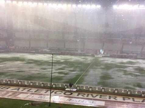 LaGrondonaTwitt's tweet photo. Siga el baile siga el baile, al compás del tamboril, que ésta noche los ahogamos, a los putos de Brasil 🎶 https://t.co/CjJukRByFo