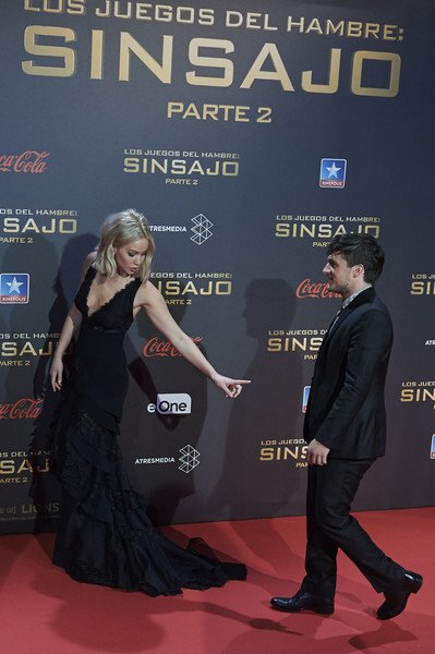 HGNewsChannel's tweet photo. Josh kicking Jen´s dress at #MockingjayMadrid. And she is not really happy with him. https://t.co/S7gkTNjd3E