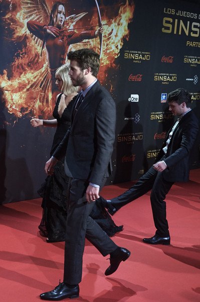 HGNewsChannel's tweet photo. Josh kicking Jen´s dress at #MockingjayMadrid. And she is not really happy with him. https://t.co/S7gkTNjd3E